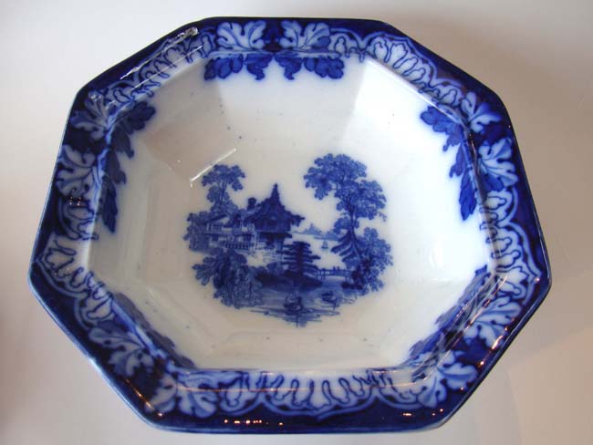 A beautiful 'Flow Blue' stoneware octagonal covered tureen marked KAOLIN Ware, Rhine pattern circa 1850 — image 3